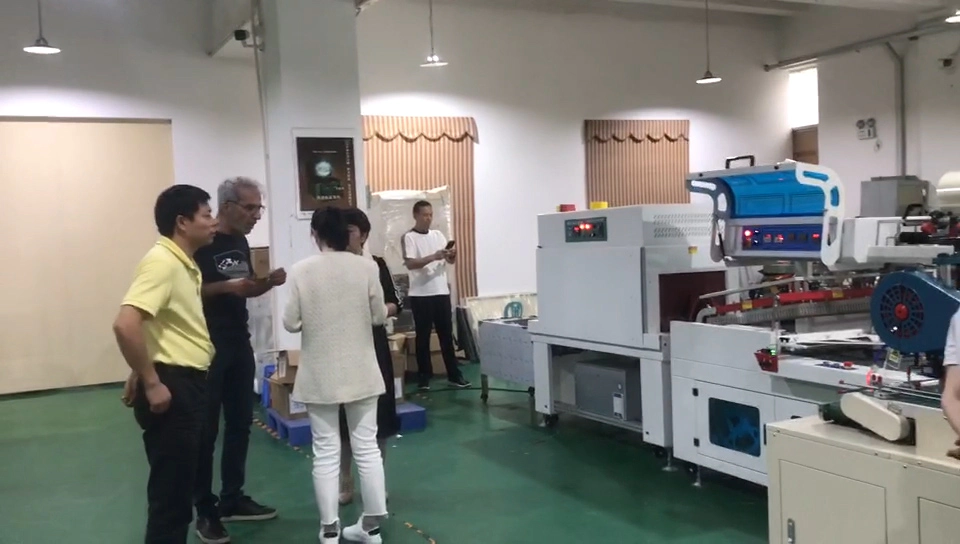 British customers saw the Zhongya automatic slitting machine and said it was good again and again.